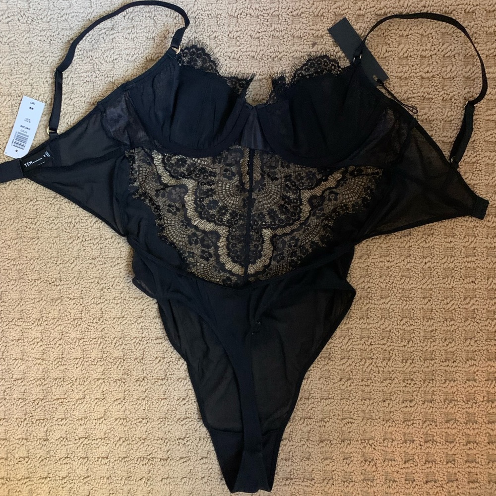 Aritzia Babaton bodysuit